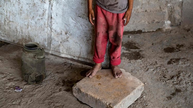 Ein syrisches Kind in den Überresten seines Hauses in Raqa