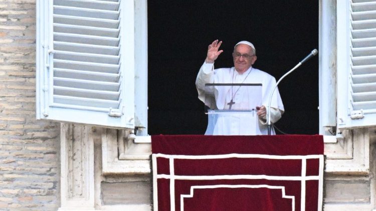 האפיפיור בתפילת המלאך