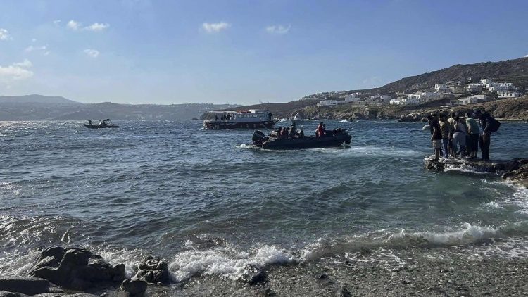 Aus Seenot gerettete Migranten werden im Juni auf die griechische Insel Mykonos gebracht