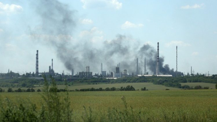 Colonne di fumo sopra la raffineria di Lysychansk, città del Donbass assediata dai russi