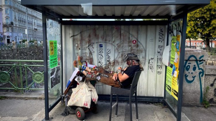 Wohnungsloser an einer Bushaltestelle in Wien am 23. Juni