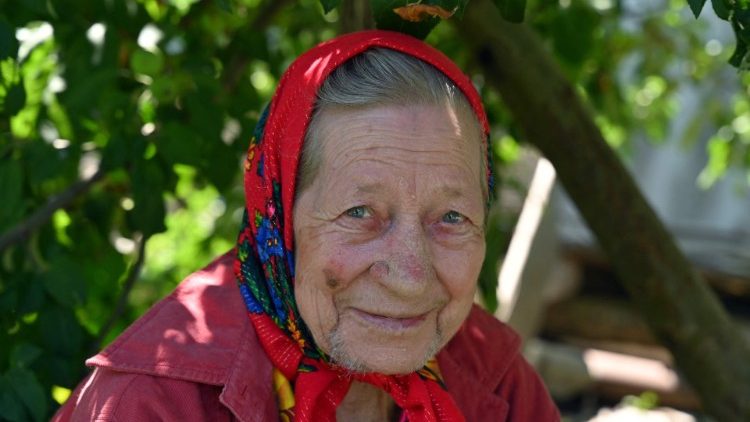 Sobrevivente da fome da década de 1930, Maria Goncharova, de 93 anos, senta-se no quintal de sua casa durante uma entrevista à AFP na aldeia Cheremushna, região de Kharkiv, em 22 de junho de 2022, em meio à invasão russa da Ucrânia. - Para Maria Gonsharova, uma sobrevivente de 93 anos da fome devastadora que atingiu a Ucrânia na década de 1930, a invasão da Rússia despertou temores de que o pesadelo da fome pudesse acontecer novamente. Conhecido como o "Holodomor" - ucraniano para "morte por fome" - a fome de 1932-1933 é considerada por Kyiv como um ato deliberado de genocídio do regime de Stalin com a intenção de acabar com o campesinato. (Foto de SERGEY BOBOK/AFP)