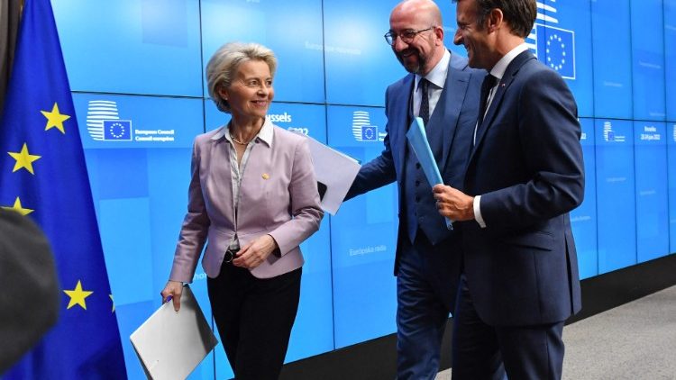 La presidente della Commissione Europea Ursula von der Leyen, a sinistra, il presidente del Consiglio europeo Charles Michel e il presidente francese Emmanuel Macron dopo la conferenza stampa di ieri sulle decisioni del Consiglio Europeo