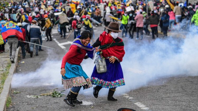 Gli scontri avvenuti a Quito tra polizia e manifestanti indigeni