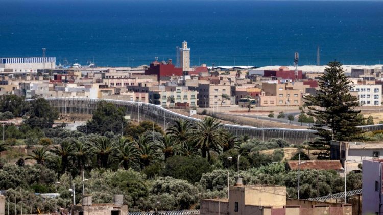 Una imagen muestra una vista de la valla fronteriza que separa Marruecos y el enclave norteafricano de Melilla, cerca de la ciudad marroquí de Nador, el 25 de junio de 2022.