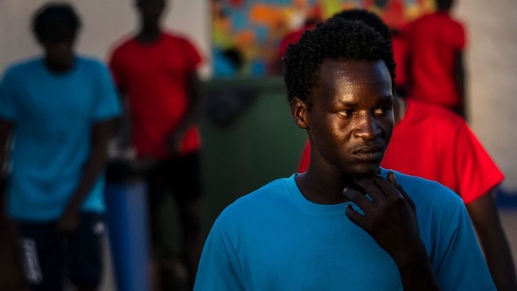 Un migrante sudanese nel centro di accoglienza di Melilla, dove sono morte almeno 23 persone venerdì scorso