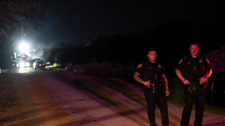 Il luogo del ritrovamento del camion con i corpi di 64 persone, nella zona di San Antonio, Texas, al confine con il Messico (AFP)