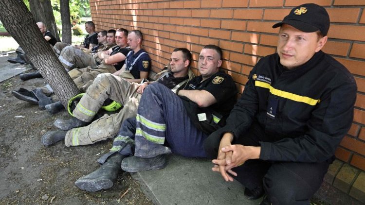 Erschöpfte Feuerwehrmänner in Krementschuk