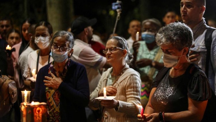 Vigilia de oración con velas cerca de la prisión de Tulua tras la muerte de 52 reclusos en un incendio provocado por un amotinamiento. 