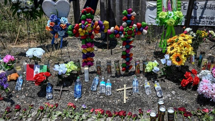 Eine improvisierte Gedenkstätte an der Stelle, an der in Texas etwa fünfzig tote Migranten gefunden wurden