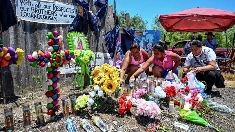 Gedenken an dem Ort, an dem 51 Menschen aus Lateinamerika in einem Laster bei San Antonio, Texas, starben