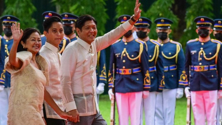 Marcos trifft vor seiner Vereidigung am Präsidentenpalast in Manila ein