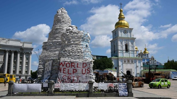 Monumentos de Kiev cubiertos para protegerlos de los bombardeos