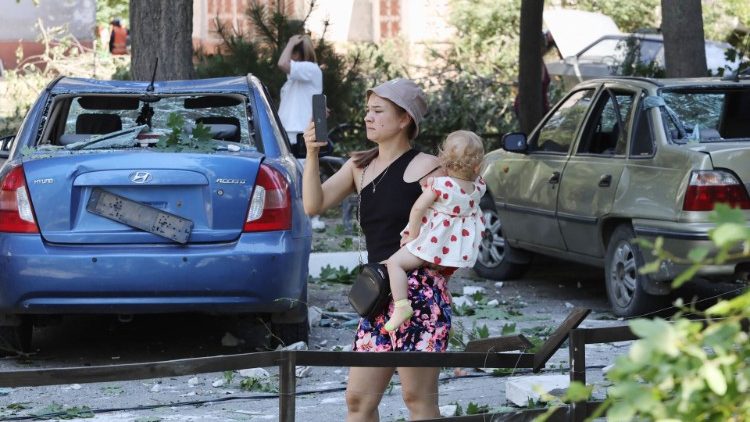 Una mamma con la sua bambina per le strade di Odessa