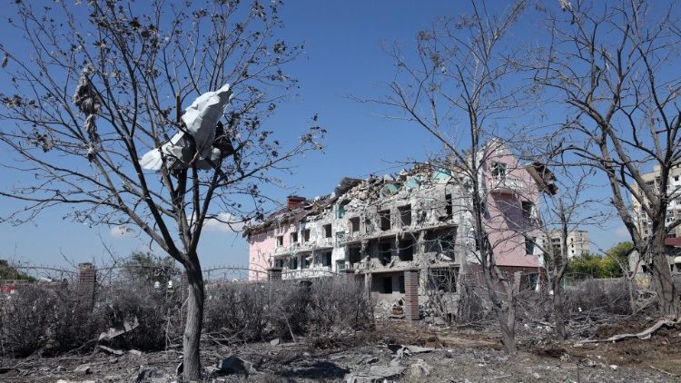 Esta fotografia tirada em 1º de julho de 2022 mostra uma visão geral de um prédio destruído após ser atingido por um ataque de míssil na cidade ucraniana de Sergiyvka, perto de Odessa, matando pelo menos 20 pessoas e ferindo 38. - Durante a noite de 30 de junho a 1 de julho de 2022, dois mísseis foram disparados por uma "aeronave estratégica" do Mar Negro, atingindo edifícios, segundo os serviços de emergência ucranianos. (Foto de Oleksandr GIMANOV/AFP)