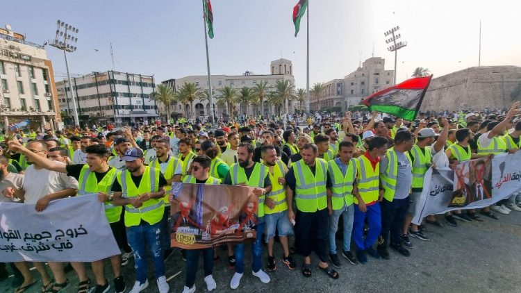 Pessoas protestam contra falta de energia na Praça dos Mártires, em Trípoli, Líbia, 1º de julho de 2022. REUTERS/Hazem Ahmed