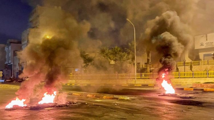 Brennende Reifen blockieren die Straße in Tripolis