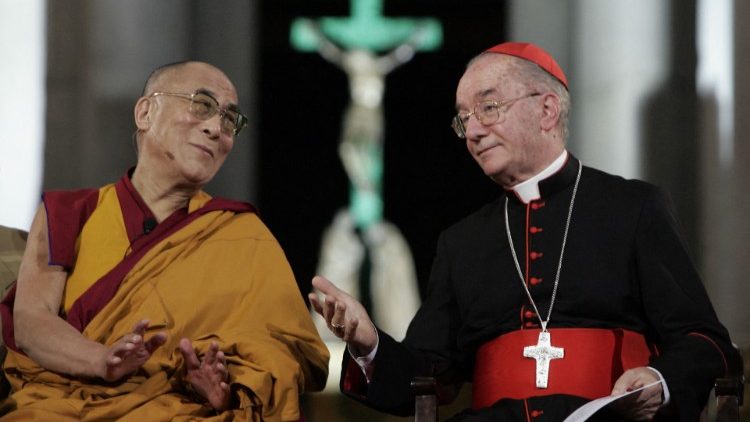Na snímku z dubna 2006  dalajlama  rozmlouvá s brazilským kardinálem Claudiem Hummesem (vpravo) během návštěvy katolického kostela v centru brazilského Sao Paula.