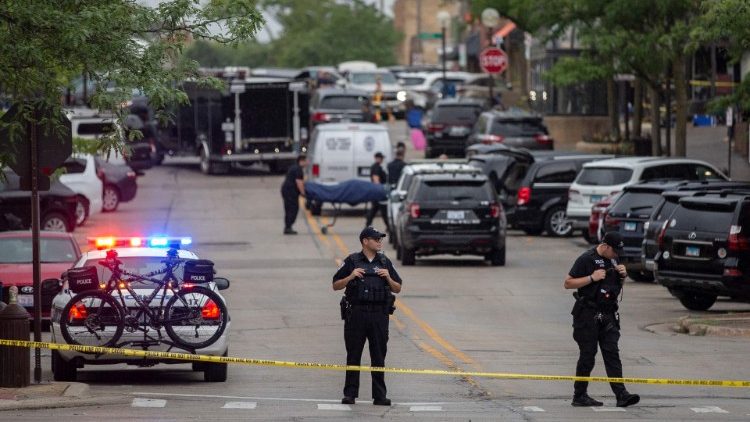 Al menos seis personas fallecieron luego del tiroteo en Highland Park. (Foto: AFP or licensors)