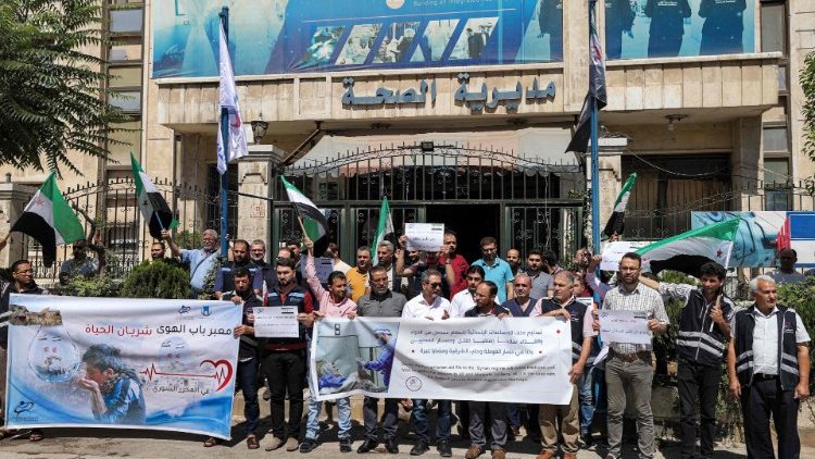 Des travailleurs syriens manifestent contre la fermeture du passage de Bab al-Hawa, à Idlib, le 6 juillet 2022.
