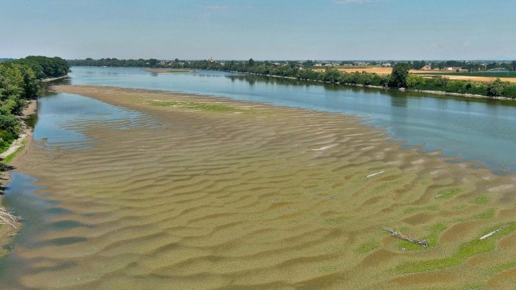 Il fiume Po a Canaro, in Veneto, una delle regioni che ha dichiarato lo stato di emergenza siccità (Marco Sabadin / Afp)