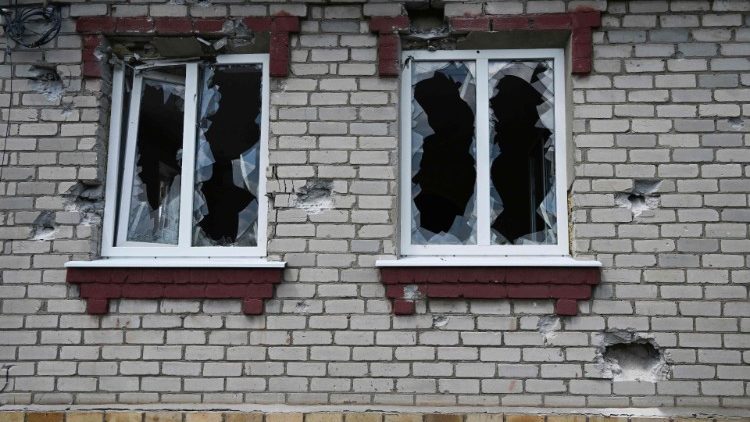 A imagem mostra danos, incluindo janelas quebradas em uma casa depois que a casa vizinha foi atingida por um ataque aéreo noturno, no norte de Sloviansk, em 8 de julho de 2022, em meio à invasão militar da Rússia lançada na Ucrânia. - Um ataque aéreo que atingiu uma casa no norte de Sloviansk durante a noite de 7 a 8 de julho, supostamente matou uma mulher e feriu gravemente seu marido. (Foto: MIGUEL MEDINA/AFP)