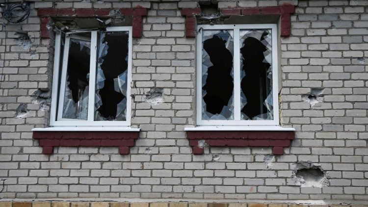 A imagem mostra danos, incluindo janelas quebradas em uma casa depois que a casa vizinha foi atingida por um ataque areo noturno, no norte de Sloviansk, em 8 de julho de 2022, em meio  invas?o militar da Rssia lan?ada na Ucr?nia. - Um ataque areo que atingiu uma casa no norte de Sloviansk durante a noite de 7 a 8 de julho, supostamente matou uma mulher e feriu gravemente seu marido. (Foto: MIGUEL MEDINA/AFP)