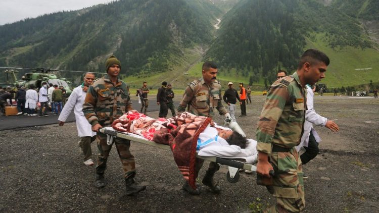 बादल फटने से हुई त्रासदी के बाद राहत कार्यों का एक दृश्य, जम्मू काश्मीर राज्य 