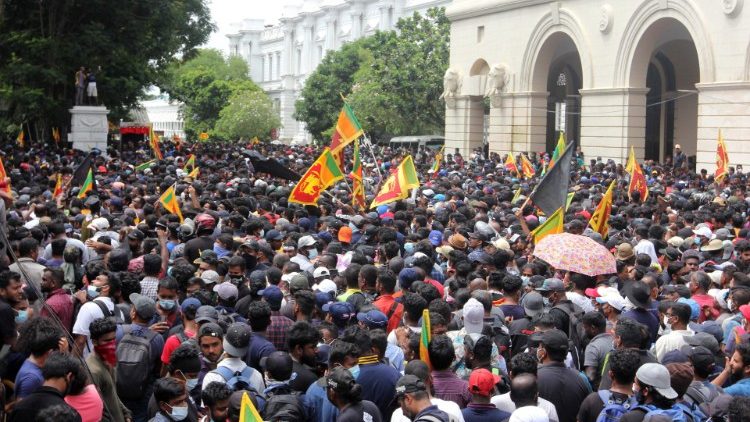 I manifestanti al palazzo presidenziale di Colombo (Afp)