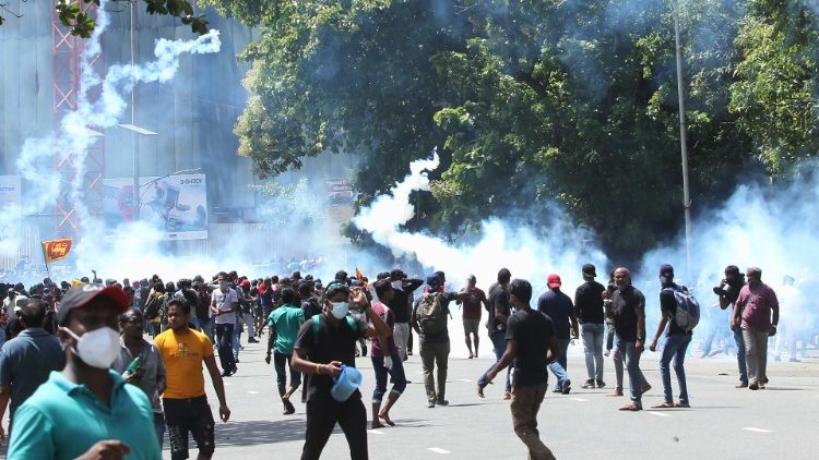 Hunderte Demonstranten sind in den Präsidentenpalast in Colombo eingedrungen