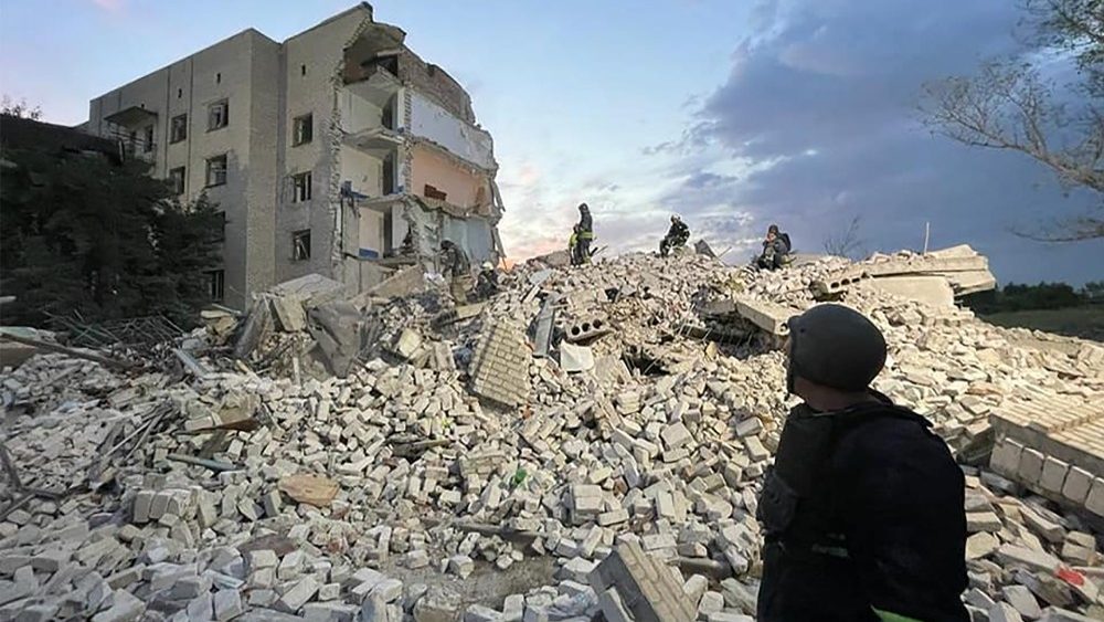 Equipes de resgate trabalham em escombros de prdio atingido por mssil russo em Chasiv Yar. (Foto do Servi?o de Emergncia Ucraniano via AFP)