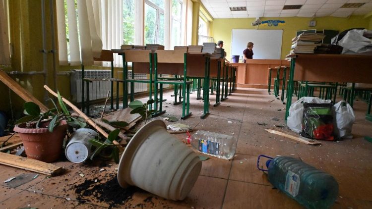 I danni della guerra in una scuola ucraina