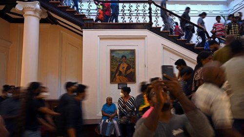 श्रीलंका में प्रदर्शनकारियों ने राष्ट्रपति आवास पर धावा बोला
