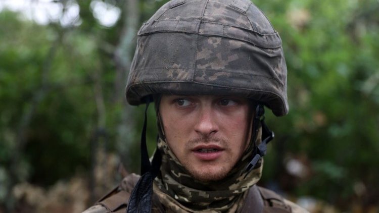 Ukraiński żołnierz na linii frontu pod Charkowem