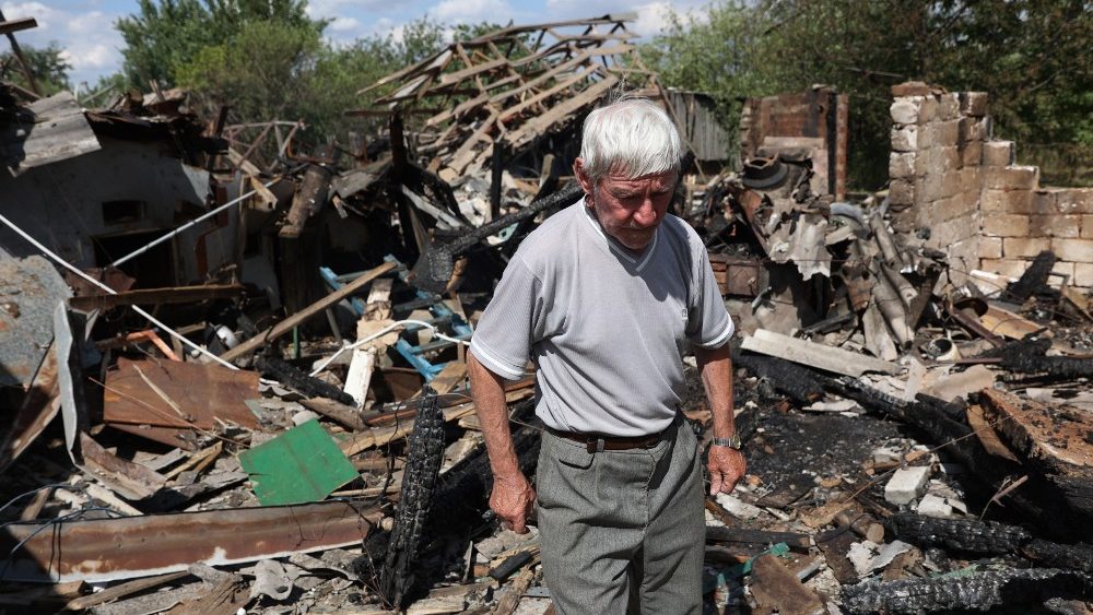 UKRAINE-RUSSIA-CONFLICT-WARUm morador local, de 79 anos, reage ao lado de sua casa destruda por um suposto bombardeio russo em Bakhmut, regi?o de Donetsk, em 13 de julho de 2022, em meio  invas?o russa da Ucr?nia. (Foto de Anatolii Stepanov/AFP)