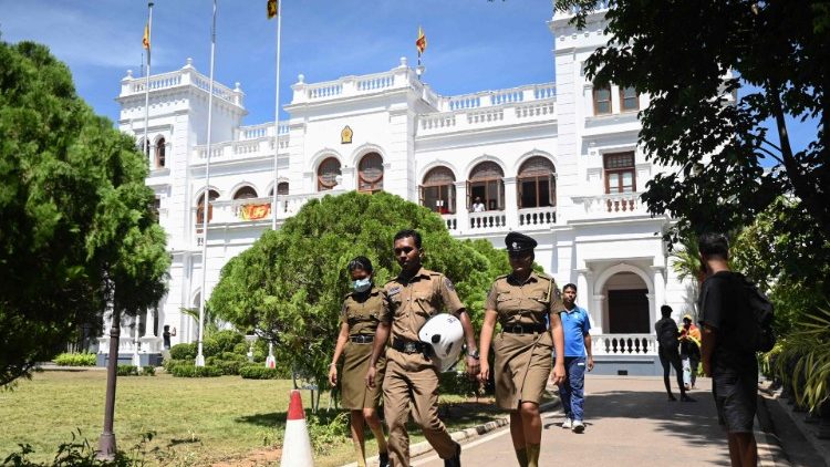 Sicherheitsleute vor dem Regierungsgebäude in Colombo