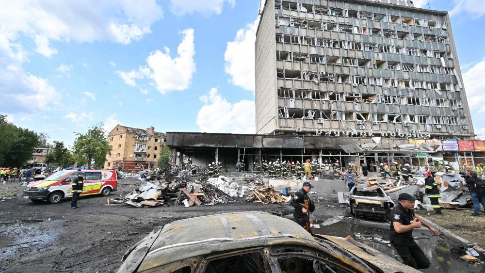 Bombeiros retiram escombros de um prdio danificado aps um ataque areo russo na cidade de Vinnytsia, centro-oeste da Ucr?nia em 14 de julho de 2022. - Pelo menos 20 pessoas foram mortas na quinta-feira por ataques russos em uma cidade no centro da Ucr?nia, ataques descritos como " um ato abertamente terrorista" pelo presidente ucraniano Volodymyr Zelensky. (Foto de Sergei SUPINSKY/AFP)