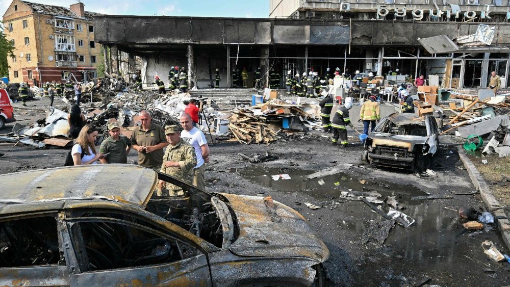 Bombeiros retiram escombros de um prdio danificado aps um ataque areo russo na cidade de Vinnytsia, centro-oeste da Ucr?nia, em 14 de julho de 2022. - Pelo menos 20 pessoas foram mortas na quinta-feira por ataques russos em uma cidade no centro da Ucr?nia. "um ato abertamente terrorista" do presidente ucraniano Volodymyr Zelensky. (Foto de Sergei SUPINSKY/AFP)