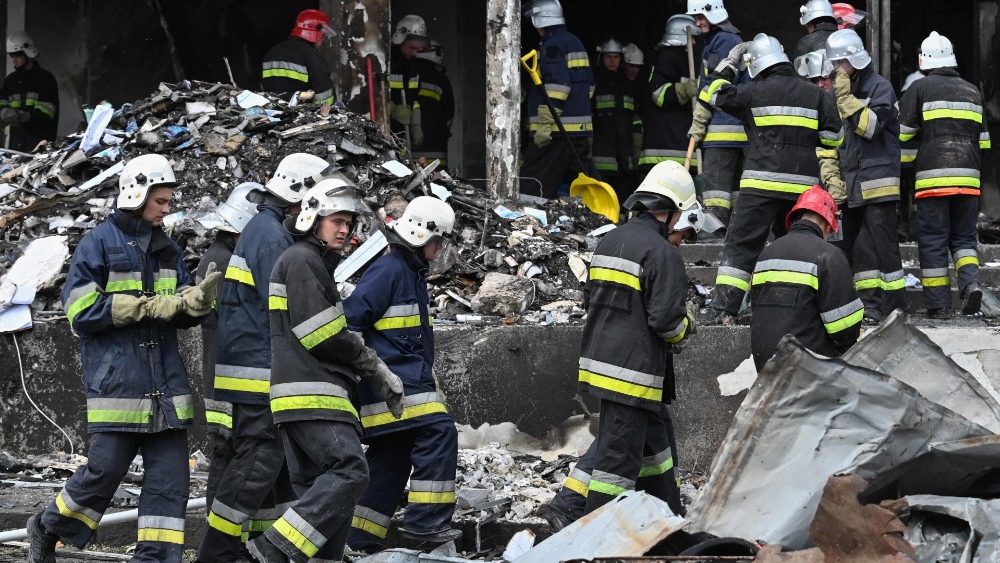 Bombeiros retiram escombros de um prdio danificado aps um ataque areo russo na cidade de Vinnytsia, centro-oeste da Ucr?nia, em 14 de julho de 2022. - Pelo menos 20 pessoas foram mortas na quinta-feira por ataques russos em uma cidade no centro da Ucr?nia. "um ato abertamente terrorista" do presidente ucraniano Volodymyr Zelensky. (Foto de Sergei SUPINSKY/AFP)