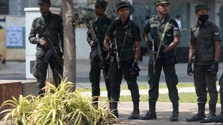 Armeeangehörige sichern die Straßen in Colombo