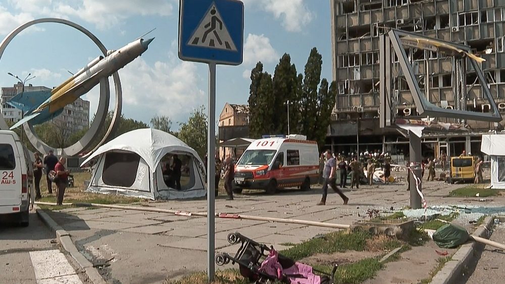 Uma captura de vdeo tirada de imagens da AFPTV em 14 de julho de 2022 e divulgada em 15 de julho de 2022 mostra um carrinho de beb cado no ch?o depois que msseis russos atingiram Vinnytsia, no centro da Ucr?nia, matando pelo menos 20 pessoas, incluindo trs crian?as, no que o presidente Volodymyr Zelensky chamou de "um ato aberto de terrorismo". (Foto por Sergii VOLSKYI / AFP)