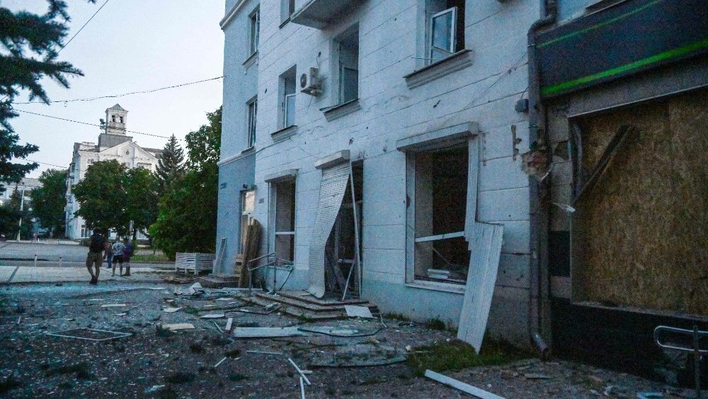 Uma fotografia mostra um prdio danificado aps um ataque areo atingir a pra?a Myru (Paz) em frente ao Palcio da Cultura e Tecnologia e a Prefeitura no centro de Kramatorsk em 15 de julho de 2022, em meio  invas?o russa da Ucr?nia. - A Ucr?nia disse em 15 de julho de 2022 que recebeu sua primeira entrega de um sofisticado sistema de lan?amento de foguetes, somando-se a um crescente arsenal de artilharia de longo alcance fornecida pelo Ocidente, que Kyiv diz estar mudando a din?mica no campo de batalha. (Foto: MIGUEL MEDINA/AFP)