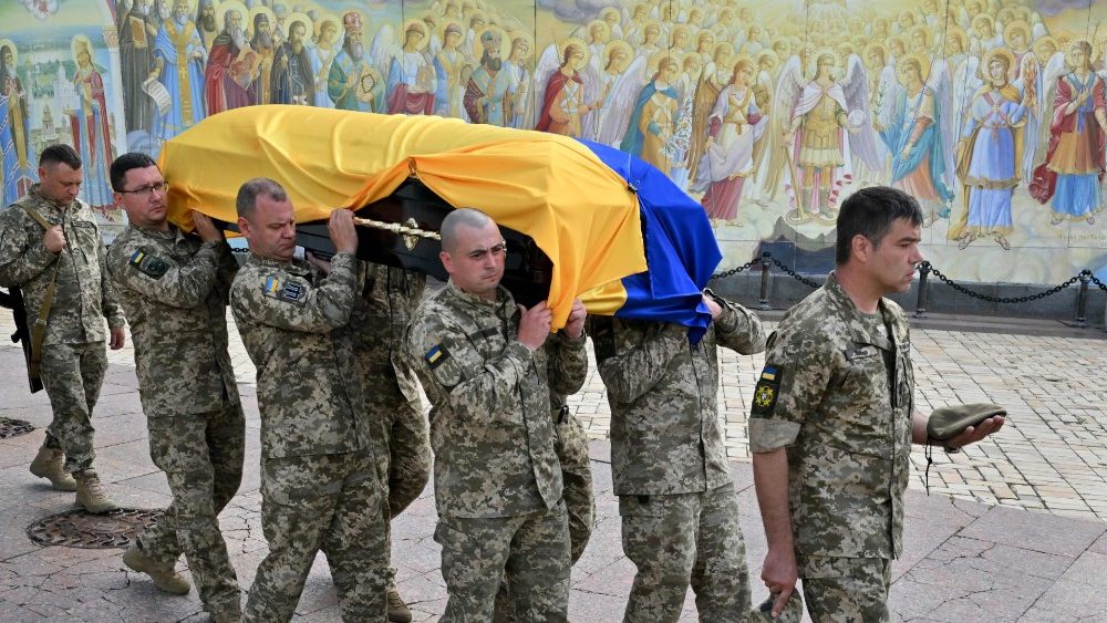 Militares ucranianos carregam caix?o de um colega apelidado de Fanat durante seu funeral em Kyiv em 18 de julho de 2022. (Foto de Sergei SUPINSKY / AFP)