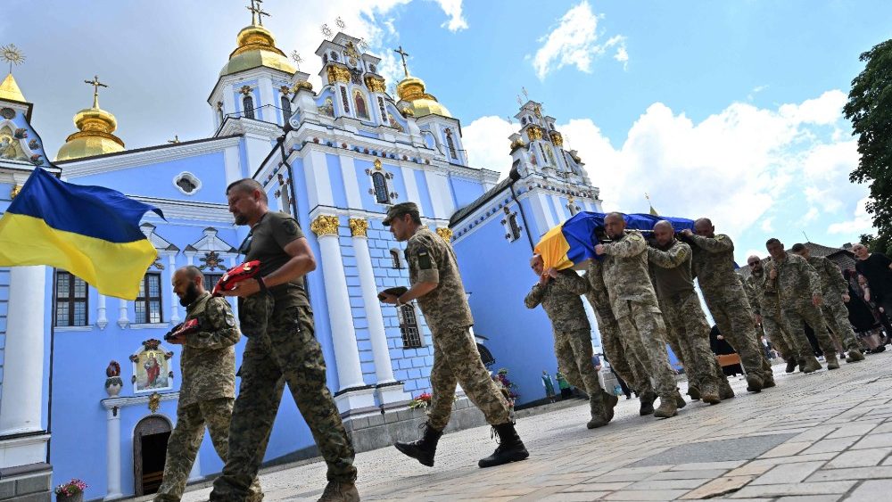 Militares ucranianos carregam caix?o de um colega apelidado de Fanat durante seu funeral em Kyiv em 18 de julho de 2022. (Foto de Sergei SUPINSKY / AFP)