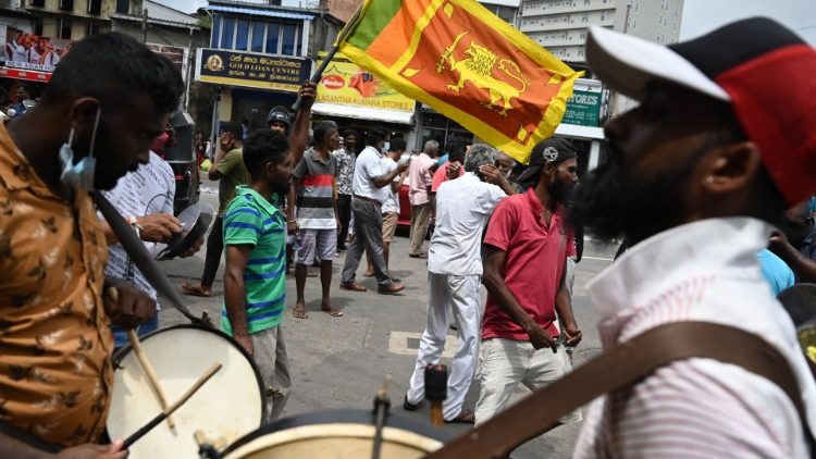 Sri lanka: i sostenitori di Wickremesinghe festeggiano