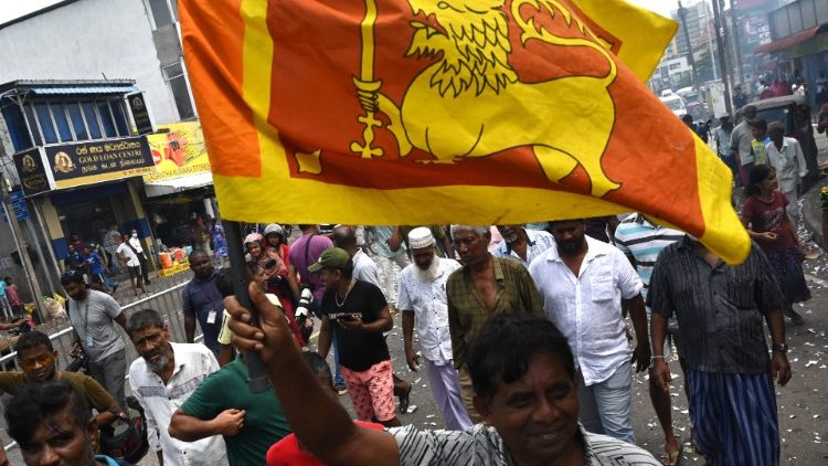 Apoiadores do recém-eleito presidente do Sri Lanka Ranil Wikeramasinghe comemoram em Colombo em 20 de julho de 2022.  (Foto de Arun SANKAR/AFP) 