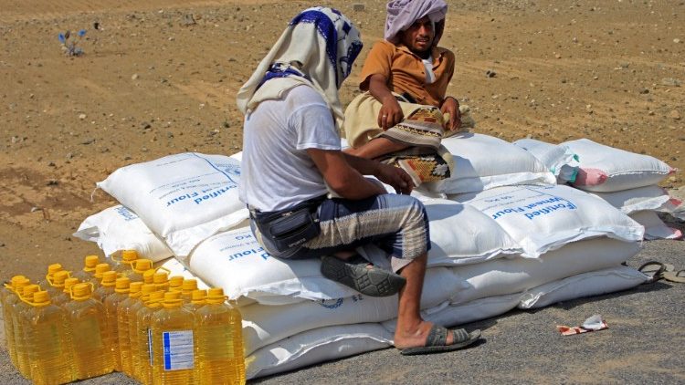 Displaced Yemenis receive humanitarian aid 