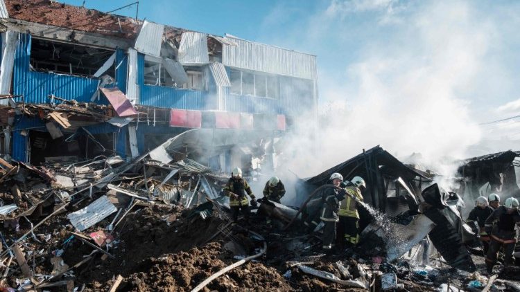 Bombeiros extinguem um incêndio em um mercado local danificado após um bombardeio na cidade de Bakhmut, leste da Ucrânia, em 21 de julho de 2022, em meio à invasão russa da Ucrânia. (Foto de Igor TKACHEV/AFP)
