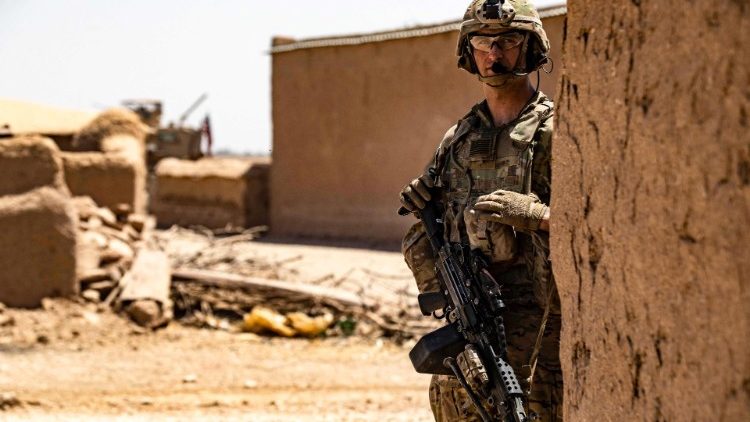 Soldados dos EUA patrulham interior da cidade de maioria curda de Qamishli, na província de Hasakeh, nordeste da Síria, perto da fronteira turca, em 23 de julho de 2022. (Foto de Delil SOULEIMAN / AFP)