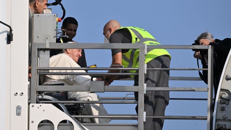 Pāvests ratiņkrēslā tiek iecelts lidmašīnā